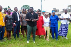 Dr Diffo Collens présente les besoins de l’Hôpital de District de Japoma lors de la visite du site du futur laboratoire biomédical Y'ello Care 2026