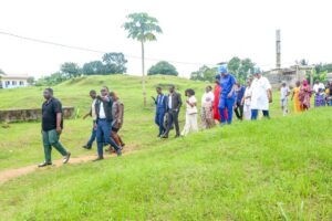 Délégation de MTN Cameroon, responsables de santé et partenaires en visite du site du projet Y'ello Care 2026 à l’Hôpital de District de Japoma