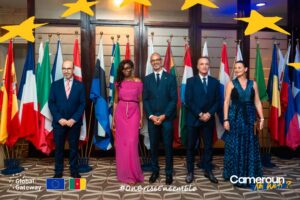 Représentants des États membres de l'Union européenne et invités posant devant les drapeaux lors de la réception de la Journée de l'Europe au Cameroun, Yaoundé Hilton Hôtel, 9 mai 2026