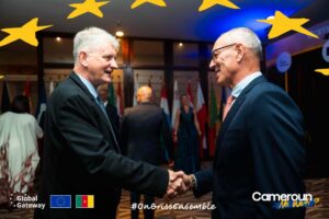 Poignée de mains cordiale entre deux personnalités diplomatiques lors de la réception de la Journée de l'Europe au Cameroun, Yaoundé Hilton Hôtel, 9 mai 2026