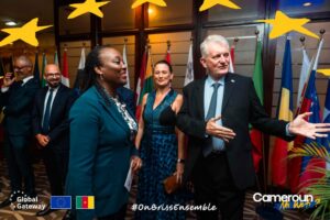 Echanges entre l'amabassadeur de l'Union Européenne et des invités lors de la réception de la Journée de L'Europe au Cameroun, Yaoundé Hilton Hotel, 9 mai 2026