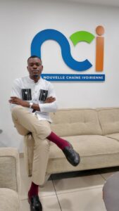 Daniel-Boris Yetna, talent camerounais, posant dans les locaux de la Nouvelle Chaîne Ivoirienne ( NCI ) à Abidjan, Côte d'Ivoire.