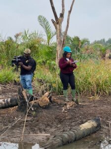 Regina Mundi Ngonadi effectue une visite de terrain dans le cadre du suivi d'un projet au Cameroun.