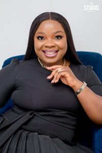 Portrait de Regina Mundi Ngonadi, dirigeante camerounaise et auteure d'une tribune publiée par BRISS Magazine sur le leadership et le management.