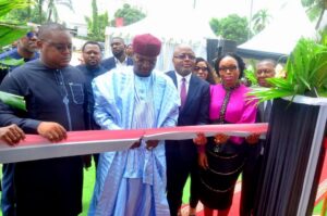 Les autorités administratives et les dirigeants de General Bank of Cameroon procèdent à la coupure officielle du ruban lors de l'inauguration du premier Centre d'Affaires Professionnel bancaire du Cameroun à Douala.
