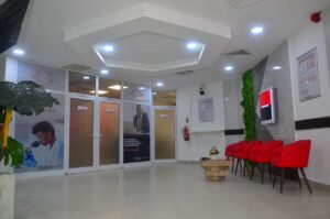 Vue intérieure de l'espace d'accueil du nouveau Centre d'Affaires Professionnel de General Bank of Cameroon à Douala, conçu pour accompagner les entreprises, les PME et les professionnels.