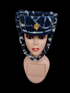 Chapeau artisanal B-Unik confectionné en tissu traditionnel Ndop du Cameroun, symbole du savoir-faire local et du Made in Cameroon.