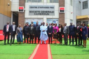 Les dirigeants de General Bank of Cameroon, les autorités administratives et les invités officiels lors de l'inauguration du premier Centre d'Affaires Professionnel bancaire du Cameroun à Njo Njo, Bonapriso, Douala.