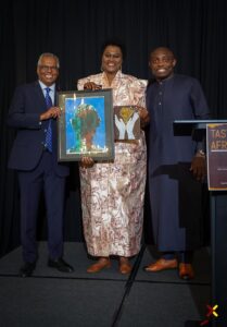 Raoul Keddy remet une œuvre de l'artiste camerounais Christian Kaptué à Martha Castex-Tatum lors du Taste of Africa Gala 2026 à Houston.