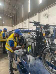 Assemblage de motos électriques Spiro au Cameroun
